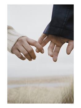 Couple_holding_hands_1273989632